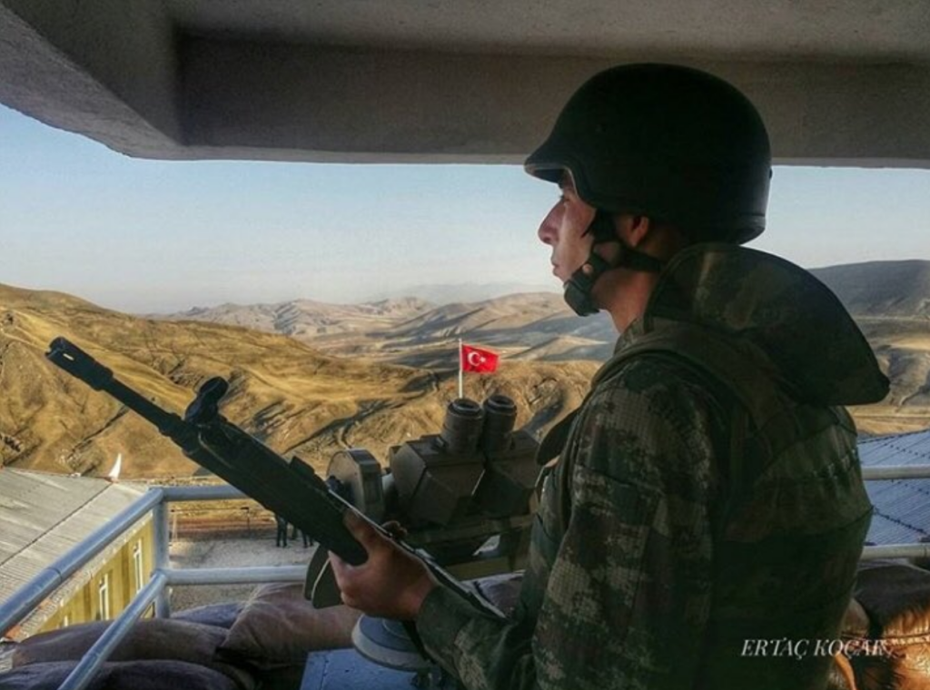 İRAN SINIRINDA TENDÜREK DAĞININ ZİRVELERİNDE NAMUS NÖBETİ