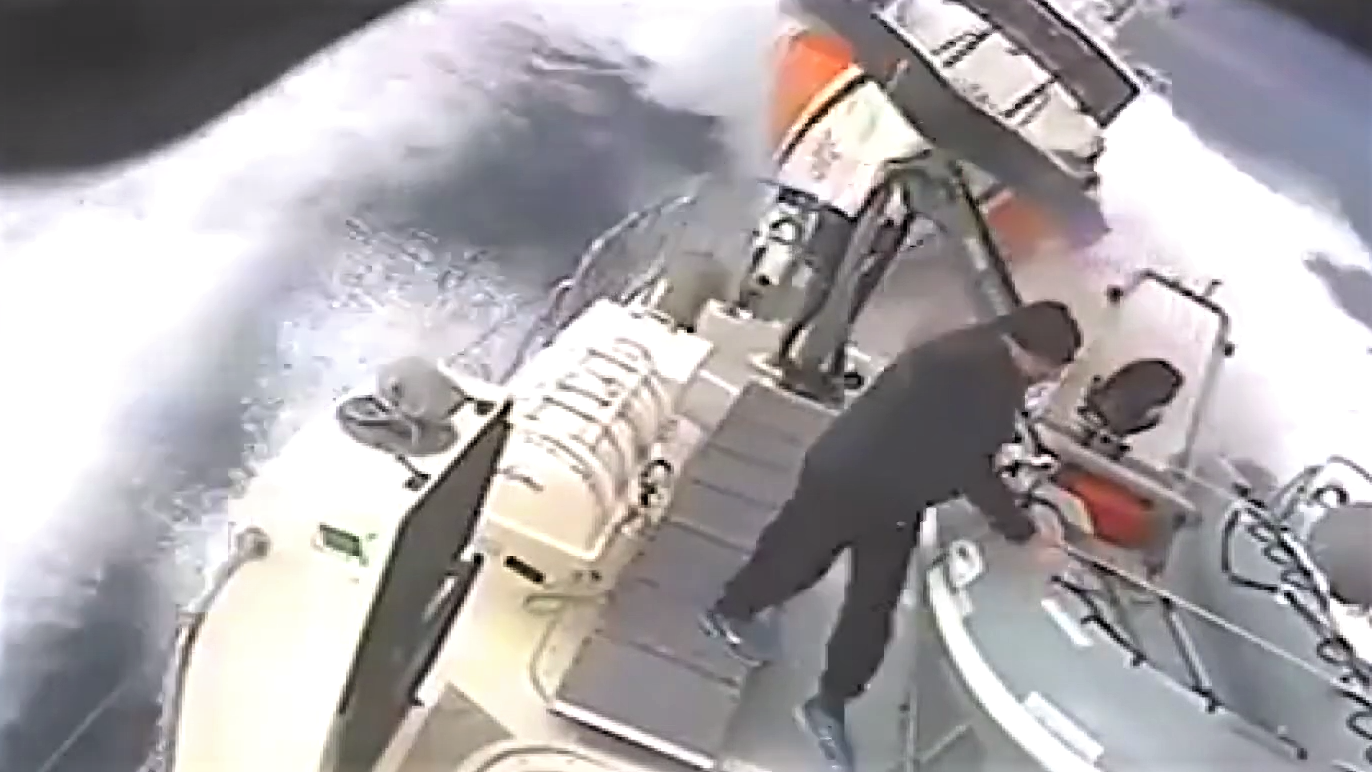 Türk Sahil Güvenlik Botu, Yunan Sahil Güvenlik Botunu Kovalıyor