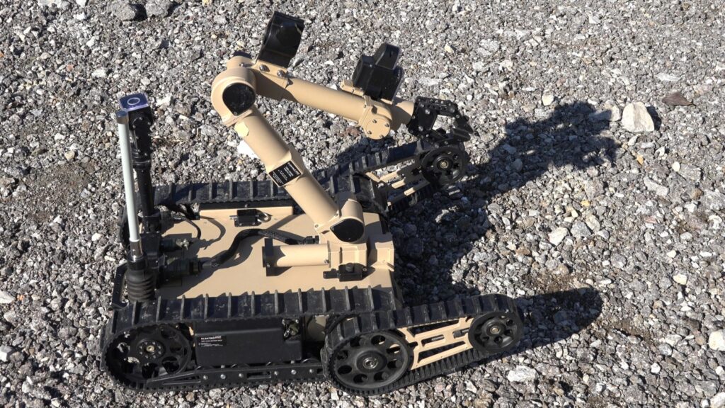 LİBYA’DA TÜRK ASKERİ İLE DİNÇER VE ÇETİN BOMBA İMHA ROBOTLARI GÖRÜNTÜLENDİ