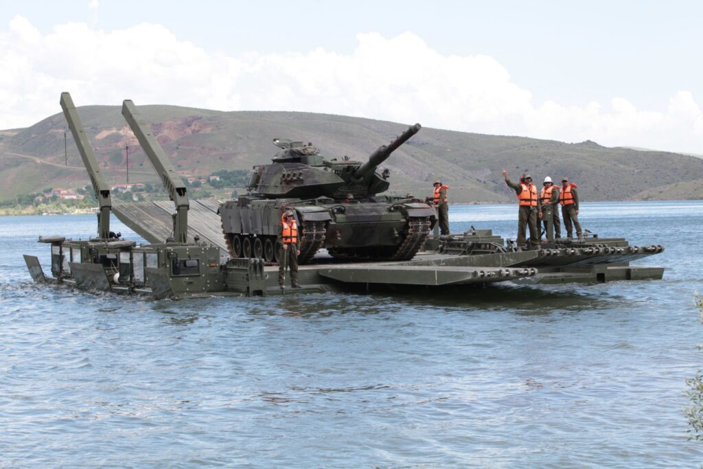 “En İyi Askeri Kara Araçları Üreticisi” Ödülü FNSS’ye Verildi