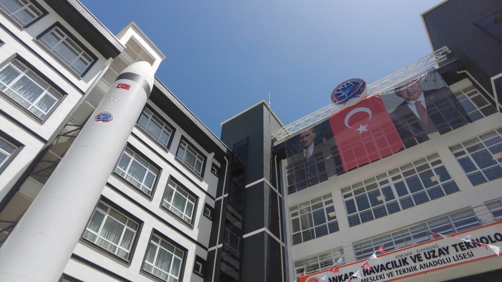 Türkiye’nin En Havalı Lisesine Özdemir Bayraktar’ın Adı Verildi