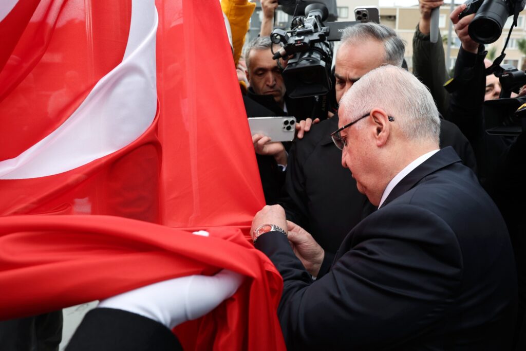 Millî Savunma Bakanı Güler’in Öptüğü Altın Madalyalı “Şanlı Sancak” Çanakkale’de Göndere Çekildi
