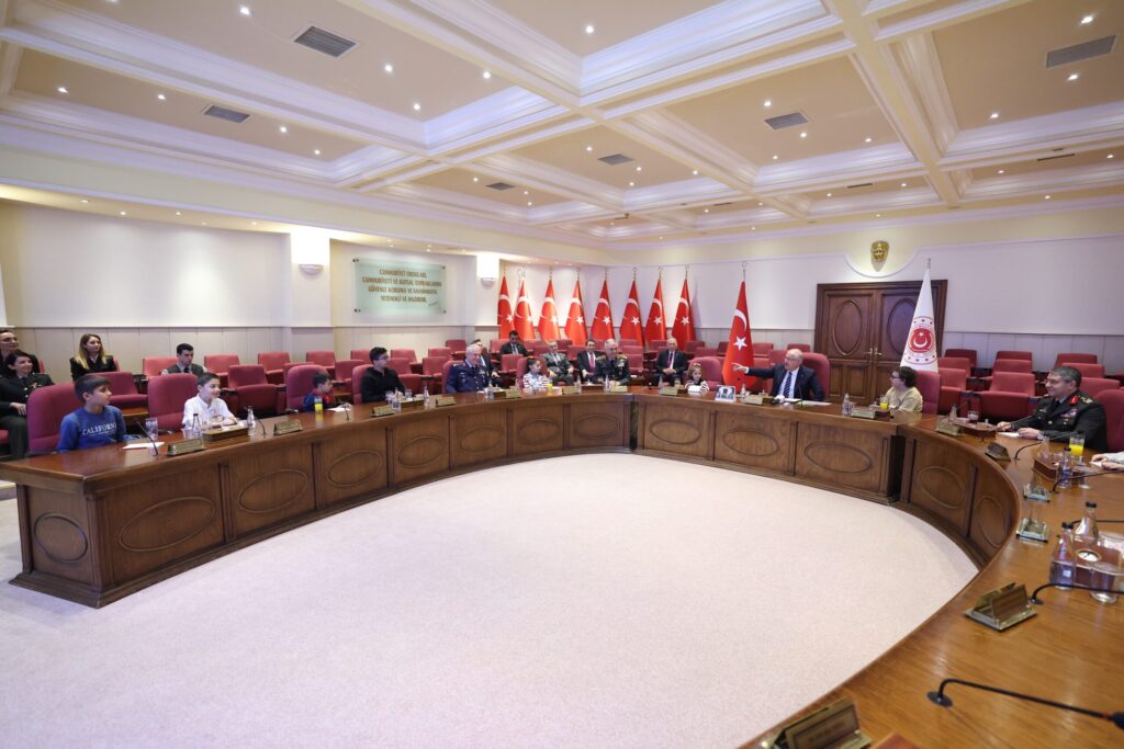 Şehit ve Gazilerin Evlatları Millî Savunma Bakanlığını Ziyaret Etti