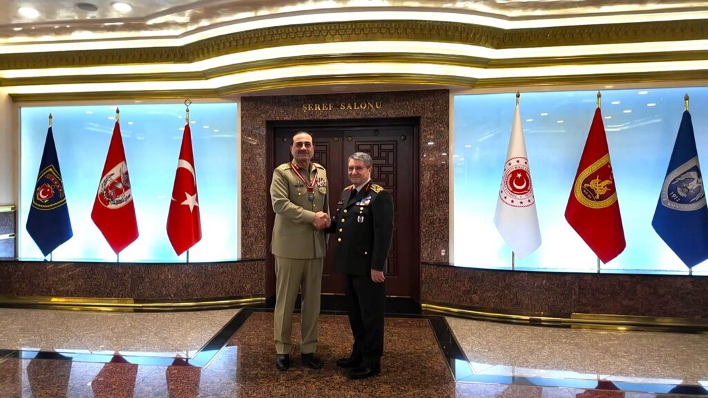 Pakistan Kara Kuvvetleri ve Savunma Kuvvetleri Komutanı Mareşal Syed Asim Munir’e Türk Silahlı Kuvvetleri Üstün Hizmet Madalyası Tevcih Edildi